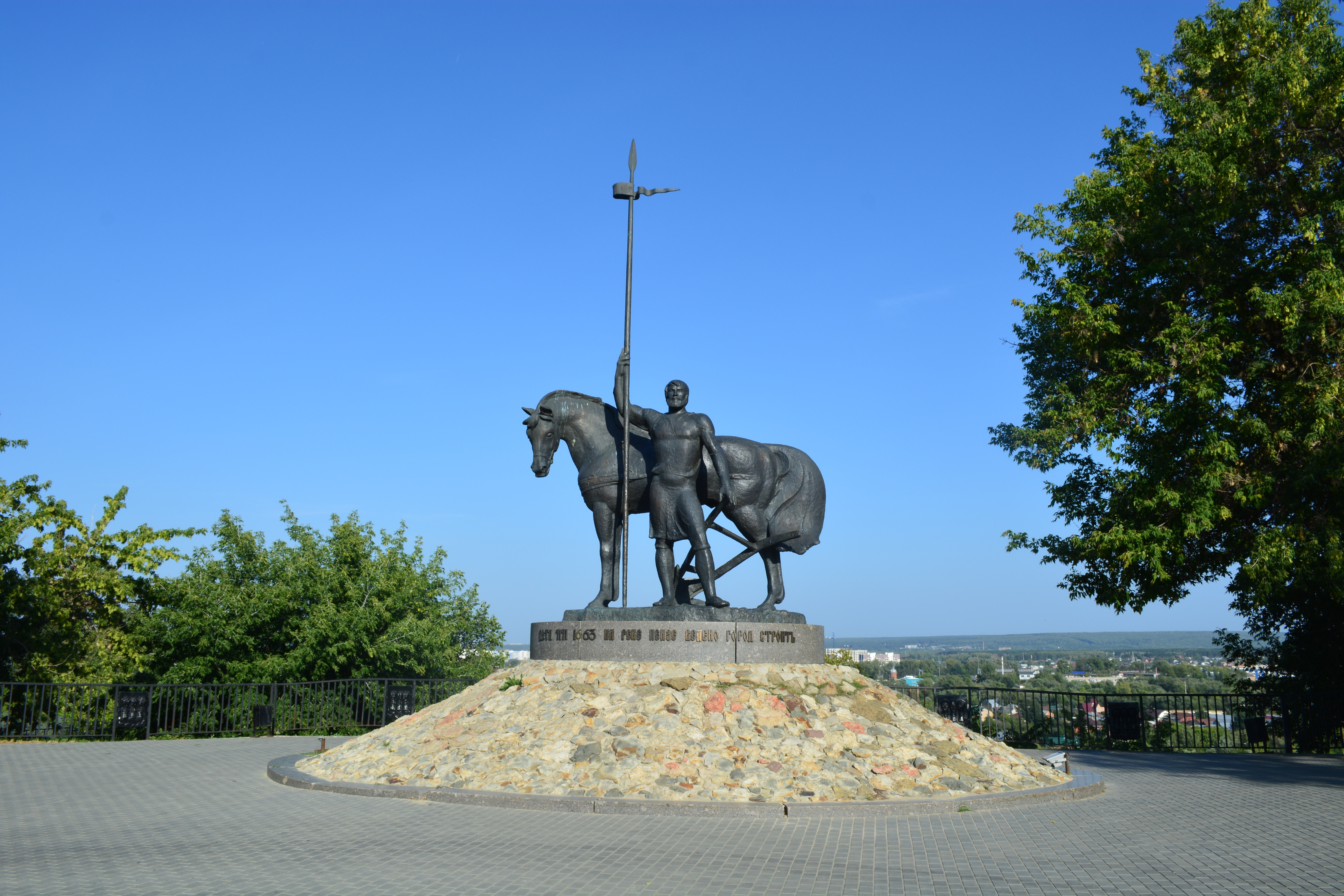 Памятник первому поселенцу пенза. Пензенский драматический театр старый. Доклад про памятник пензы. Памятники пензы с описанием. Памятник первопоселенец пенза кратко.